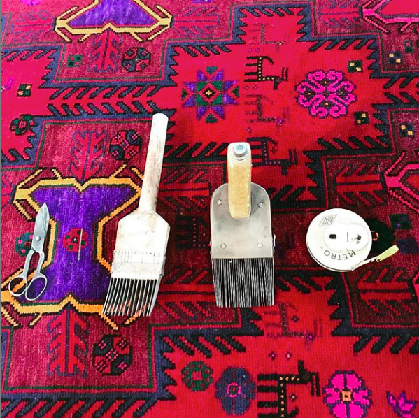tappeto caucasico classico con strumenti del servizio di restauro tappeti artorient