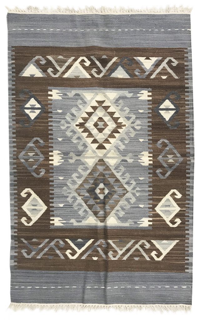 tappeto kilim contemporaneo grigio, con motivo geometrico centrale uncinato e spesso bordo marrone con motivi decorativi geometrici astratti