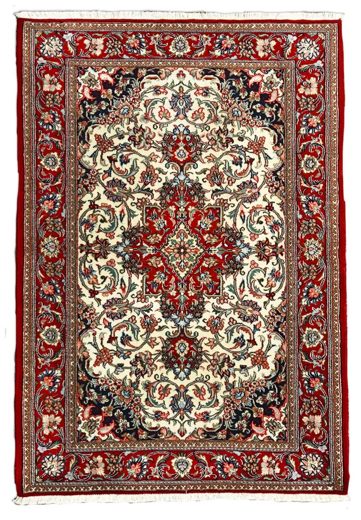 tappeto persiano qum o qom shareza rosso con medaglione centrale su sfondo bianco e decorazioni floreali