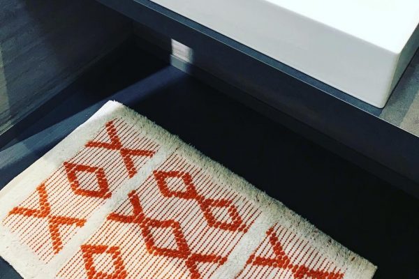 Tappeto moderno kilim bianco e arancione per bagno