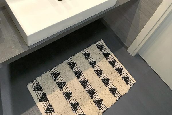 Tappeto moderno kilim grigio e bianco per bagno