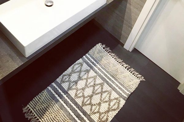 Tappeto moderno kilim grigio e bianco per bagno