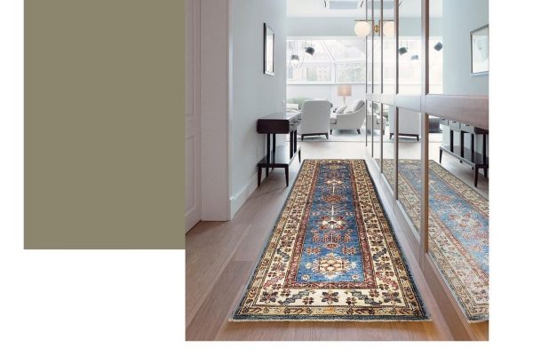 Tappeto decorativo orientale originale Lesghi Artorient blu usato come runner o corsia in corridoio