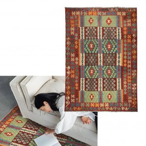 tappeto kilim Artorient in primo piano e suo posizionamento sotto divano moderno